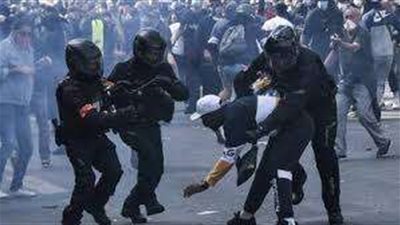 بالفيديو .. محتجون يحاولون سرقة البنوك في فرنسا