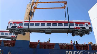 وصول دفعة جديدة من عربات السكك الحديد إلى ميناء الإسكندرية