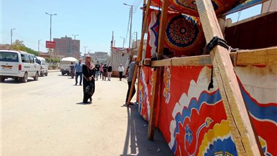 ترقب وقلق أولياء الأمور بالمنوفية انتظارًا لابنائهم من أمام اللجان الامتحانية