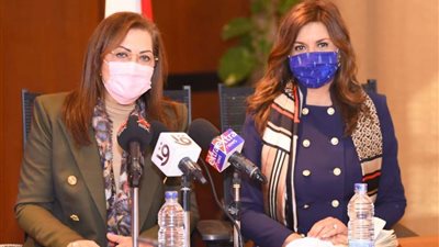 وزيرة الهجرة: 