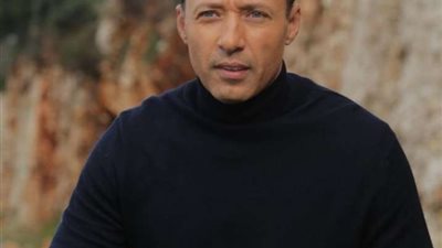 كيف ظهر أحمد فهمي في كواليس 