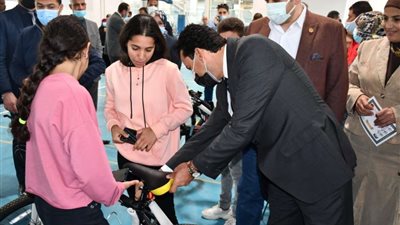وزير الشباب والرياضة يُسلم الدفعة الثانية من المرحلة الثالثة لمبادرة 