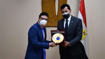 وزير الرياضة يُكرم بطل سباحة الغوص محمد كرم