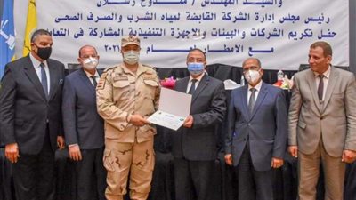 محافظ الإسكندرية يكرم جميع الجهات المشاركة في العمل خلال موسم النوات