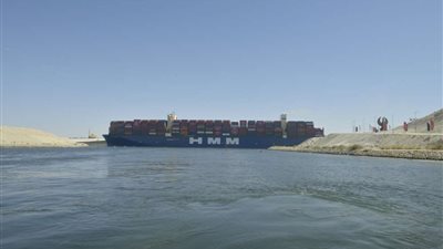 تعليق الملاحة بقناة السويس مؤقتًا