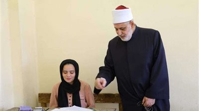 في هدوء واستقرار.. طلاب القسم العلمي يؤدون امتحان الفيزياء في الشهادة الثانوية الأزهرية | صور