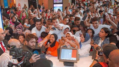 بالفيديو والصور| ضجة عارمة بمول مصر.. والسبب تامر حسني