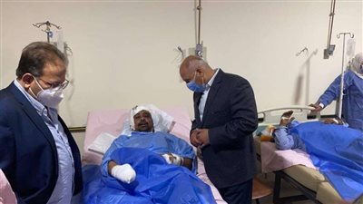 وزير النقل يزور مصابي حادث تصادم قطاري سوهاج.. ويتوعد بمحاسبة المقصرين