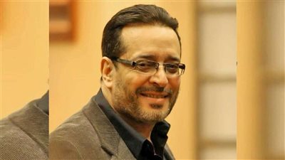 منى عبدالغني تدخل في نوبة بكاء شديدة أثناء جنازة علاء عبدالخالق