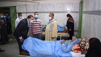 رئيس جامعة سوهاج يطمئن على مصابى حادث القطار