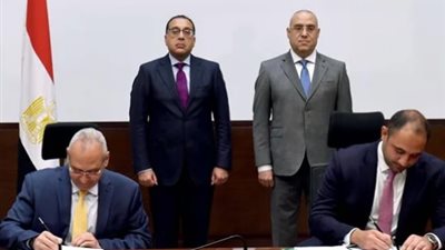 رئيس الوزراء يشهد توقيع عقدي شراكة لفندقين في 