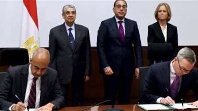 مدبولي يشهد توقيع اتفاقية تخصيص أرض لإقامة محطة طاقة رياح بسوهاج