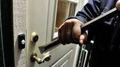 بأسلوب “كسر الباب”.. تجديد حبس متهمين بسرقة مبلغ مالي من شقة بالساحل