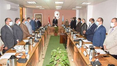 مجلس جامعة سوهاج يقف دقيقة حداد علي أرواح ضحايا القطار