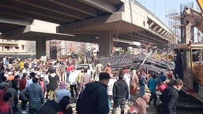 شاهد.. لحظة سقوط عمود كوبري ترسا علي سيارة وميكروباص