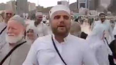 حاج يدعو للرجال بالزواج على زوجاتهم أثناء أداء مناسك الحج.. فيديو