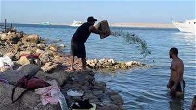 بعد تداول مقطع فيديو.. ضبط شخص ألقى كسر زجاج بمياه البحر الأحمر