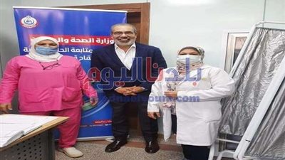 مدحت العدل يحصل على الجرعة الأولى من لقاح كورونا.. صور
