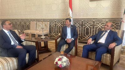 وزير الشباب والرياضة يصل الجزائر لحضور دورة الألعاب العربية ومناقشة ملفات ذات تعاون مشترك