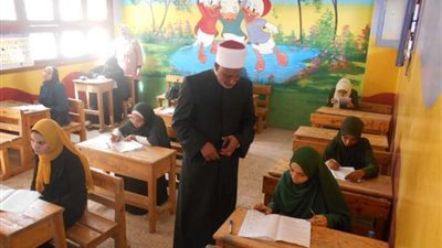 وكيل قطاع المعاهد الأزهرية يتفقد امتحان البلاغة لطلاب القسم العلمي بالشهادة الثانوية الأزهرية بسوهاج