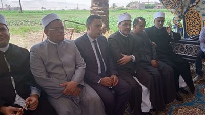 وكيل قطاع المعاهد لشئون التعليم ورئيس المنطقة يترأسان وفد تقديم العزاء في الطالب المتوفي