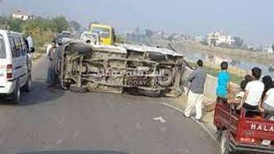 بينهم 4 أشقاء.. إصابة 15 شخصًا في حادث انقلاب سيارة بطريق الصحراوي
