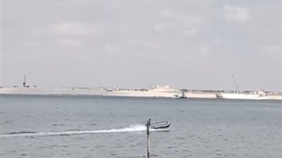 شاهد لحظة شد السفينة العالقة بقناة السويس