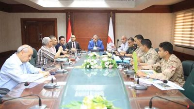 محافظ سوهاج يعقد اجتماعًا لمناقشة المستجدات الخاصة بمحوري المراغة ودار السلام