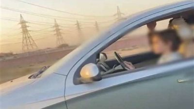 ما ينتظر شخص سمح لطفل بقيادة سيارة على الطريق السريع؟ .. قانوني يوضح