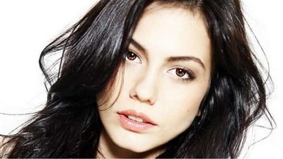 بإطلالة ساحرة.. ديميت أوزديمير تخطف قلوب متابعيها