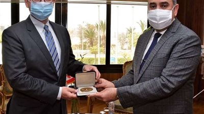 وزير الطيران المدني يلتقي سفير كندا بالقاهرة لبحث سبل التعاون المشترك بين البلدين