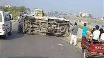 إصابة 17 شخص في حادث انقلاب ربع نقل بالمنيا
