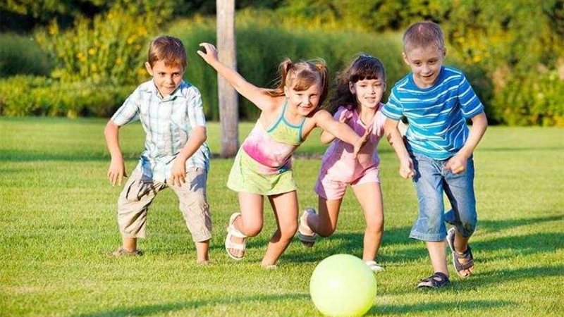 لعب الأطفال في الشارع