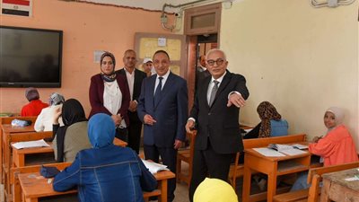شاهد .. وزير التربية والتعليم ومحافظ الإسكندرية يتفقدان لجان امتحانات الثانوية العامة في المحافظة