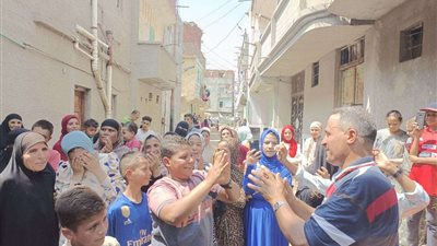 بالطربوش والمزمار.. أهالي قرية سحالي يحتفلون بالطالبة