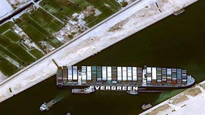 رئيس قناة السويس يزف بشرى سارة للمواطنين بشأن السفينة الجانحة