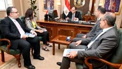 وزير الصناعة يستقبل وفد شركة للمنتجات الصحية لمناقشة فرص الاستثمار