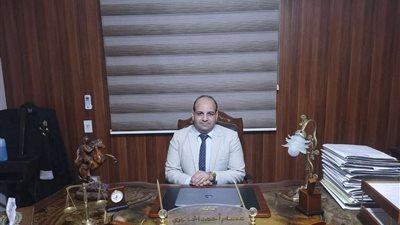 بعد ضبط مراهق بتصوير السيدات داخل الحمامات.. قانوني يوضح العقوبة