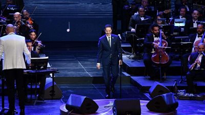 النجم مدحت صالح يغني مقادير لطلال مداح خلال حفله بدار الأوبرا