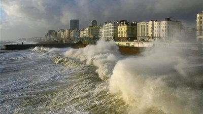 الأرصاد تحذر المصطافيين من ارتفاع الأمواج بشواطئ البحر المتوسط