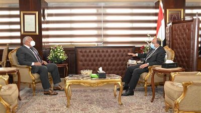 وزير التنمية المحلية يتابع مع محافظ الوادى الجديد المشروعات الجارية بالمحافظة