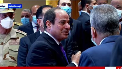 السيسي يشكر هيئة قناة السويس على جهودهم في تعويم السفينة الجانحة