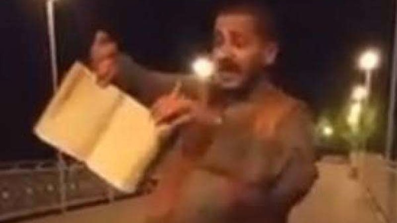 مصري يهين القرآن