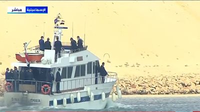 السيسي يتجول في المجرى الملاحي بقناة السويس