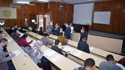 ٥٠٠ طالب وطالبة يؤدون امتحانات التعليم المدمج بجامعة سوهاج