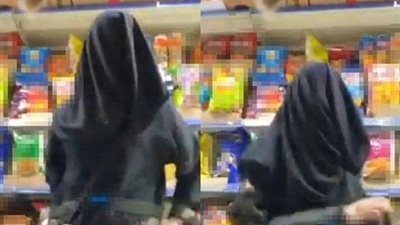 شاهد.. تصرف غير لائق لفتاة خليجية داخل سوبر ماركت يثير الغضب