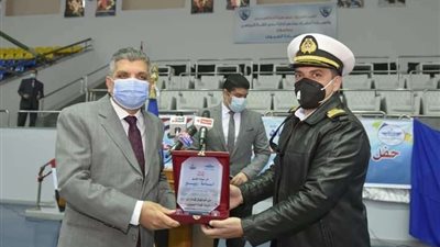 الفريق أسامة ربيع يكرم المشاركين في تعويم سفينة الحاويات البنمية EVER GIVEN