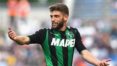 نجم ساسولو الإيطالي على طاولة النصر السعودي