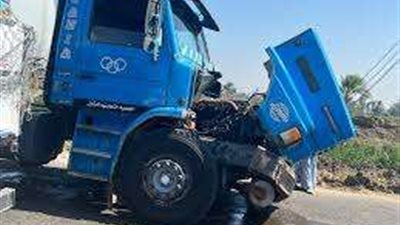 إصابة 7 أشخاص إثر تصادم ميكروباص وسيارة نقل مواد بترولية بأسيوط