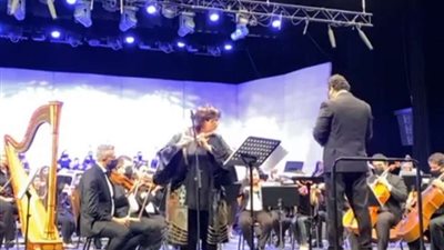 خلال الاحتفال بمئوية ثروت عكاشة... وزيرة الثقافة تتألق في عزف الفلوت على مسرح مكتبة الإسكندرية (صور)